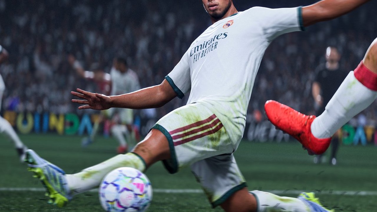 EA SPORTS FC 27 Gameplay: ein Real-Madrid-Mittelfeldspieler grätscht im vollen Stadion